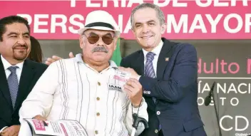  ??  ?? Miguel Ángel Mancera inauguró la Feria de Servicios para Personas Mayores en la explanada del Monumento a la Revolución en donde entregó algunos apoyos a personas de ese sector de la población.