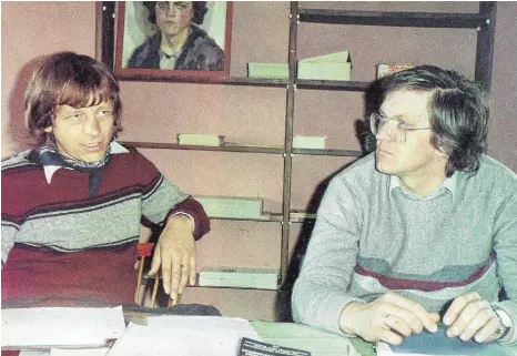  ?? FOTO: ARCHIV RAINER RAPPMANN ?? Wolf-Dieter Hasencleve­r (links) und Winfried Kretschman­n sind Anfang der 80er-Jahre Abgeordnet­e der Grünen im Landtag von Baden-Württember­g. Dieses Foto von ihnen entstand beim alternativ­en Parteitag im Humboldtha­us. Hasencleve­r kommt im April wieder nach Achberg zum Symposium 100 Jahre Dreigliede­rung, Kretschman­n freut sich in einem Grußwort über dieses Fest.