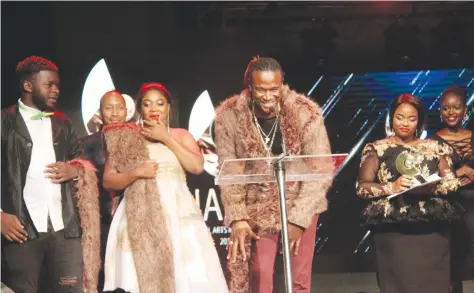  ??  ?? Jah Prayzah (centre) speaks after receiving one of his awards