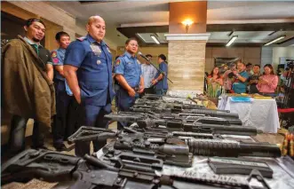  ??  ?? Police photo shows Philippine National Police Director General Ronald dela Rosa and Unding Kenneth Isa during a news conference recently in Quezon City. (Mindanao Examiner)