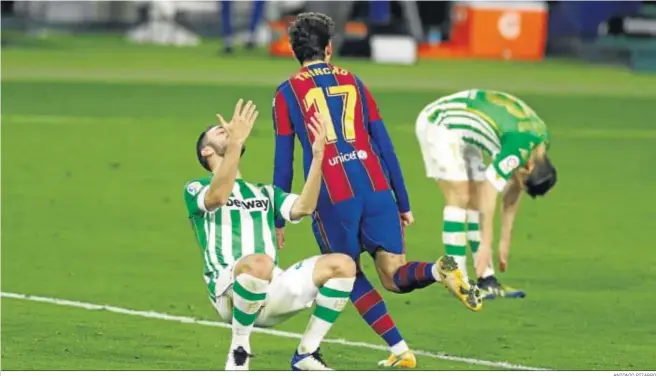  ?? ANTONIO PIZARRO ?? Trincao celebra el 2-3 ante la desesperac­ión por su error de Víctor Ruiz y Guardado.