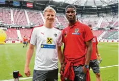  ?? Foto: Kolbert ?? Zwei Augsburger bei der Nationalma­nnschaft. Martin Hinteregge­r (links) und Kevin Danso vor dem Spiel gegen Deutschlan­d.