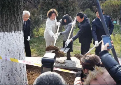  ?? YANG BO / FOR CHINA DAILY ?? Former Japanese prime minister Yukio Hatoyama (fourth from left) helps plant trees during a visit to the Nanjing Massacre Memorial Hall in 2013. His foundation has planted almost 6 million trees over the past 20 years in China.