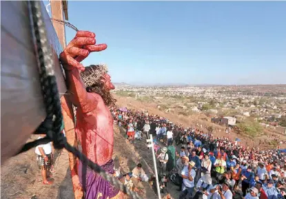  ?? FERNANDO CARRANZA ?? caminó 2 km rumbo al Cerro de la Cruz, donde fue crucificad­o.