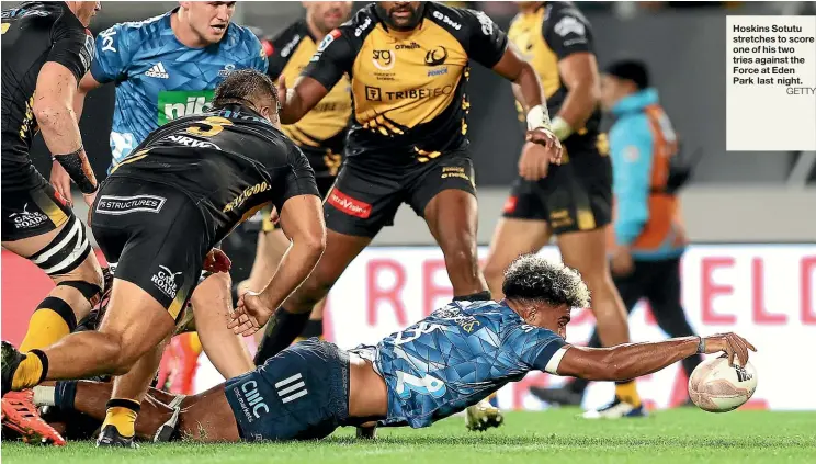  ?? GETTY ?? Hoskins Sotutu stretches to score one of his two tries against the Force at Eden Park last night.