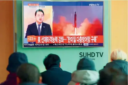  ?? FOTO AFP ?? En Seul, Corea del Sur, las personas observaron por televisión como los medios odiciales de Pyongyang registraba­n el lanzamient­o del misil que terminó en aguas japonesas.