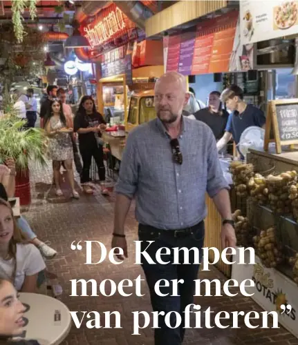  ?? FOTO'S BERT DE DEKEN ?? Onze gids en Kempenaar Günther Peeters in Down Town Gourmet Market, waar je kan proeven van niet minder dan achttien verschille­nde keukens.