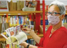  ?? Foto: Alexander Kaya ?? In der Stadtbüche­rei Senden herrschen strenge Hygienereg­eln. Leiterin Christa Reifert zeigt mit Mundschutz die neuen Tonies-Figuren.