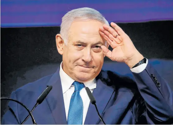  ?? Thomas coex/afp ?? Netanyahu, al saludar a sus simpatizan­tes tras las elecciones, en Jerusalén