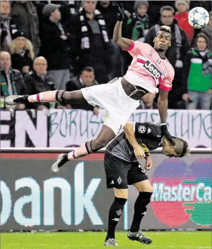  ??  ?? Die JuveStars um Paul Pogba (o.) waren bei der Borussia keine Überfliege­r, retteten das 1:1 gegen die Truppe von Granit Xhaka (u.) aber über die Zeit.