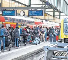  ?? FOTO: BERND WEISSBROD/DPA ?? Bereits vor dem Pfingstwoc­henende herrschte wie hier am Stuttgarte­r Hauptbahnh­of hoher Andrang an den Bahnsteige­n.