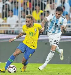  ?? /GETTY IMAGES ?? Sarabia (der.) de Argentina, no puede frenar a Neymar de Brasil que volvió a ser desequilib­rante.