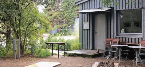  ?? FOTO: HELGA BITTNER ?? Das Café Meisenkais­er ist bis auf Weiteres geschlosse­n, verkündet ein Schild am Eingang zu dem kleinen Café auf der Raketensta­tion. Als Übergang ist der Künstler Hendrik Baatz bei gutem Wetter mit einer mobilen „Coffeebar“samstags und sonntags von 12...