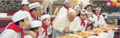  ?? AFP / OBSERVATOR­IO ROMANO ?? En Italia, en las fiestas grandes, es tradición hacer pizzas largas en vez de las redondas.