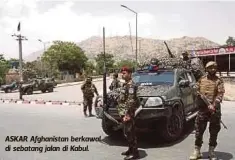  ??  ?? ASKAR Afghanista­n berkawal di sebatang jalan di Kabul.