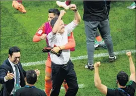  ?? Matthias Hangst Getty Images ?? MEXICO’S VICTORY over Germany at the World Cup affords coach Juan Carlos Osorio, center, a reason to smile after enduring much criticism by fans.