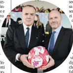  ?? LAPRESSE ?? Il presidente Mauro Balata con Alvaro Lario (IFAD), col pallone contro la violenza sulle donne