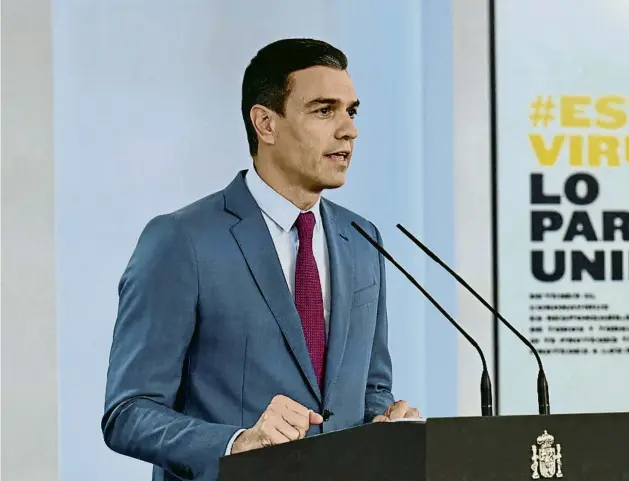  ??  ?? El president del Govern espanyol, Pedro Sánchez, va comparèixe­r ahir a la Moncloa per informar dels amplis relleus a l’Executiu