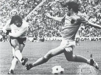  ?? FOTO: WERNER BAUM/ DPA ?? Sein wichtigste­s Tor: Gerd Müller schießt aus der Drehung und erzielt vorbei am niederländ­ischen Abwehrspie­ler Ruud Krol den 2: 1- Siegtreffe­r im WM- Finale 1974 in München.