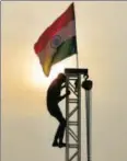  ?? RAVI CHOUDHARY/HT ?? A worker puts up the Tricolour in New Delhi, August 9