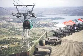  ??  ?? SHUTDOWN. The Hartbeespo­ort Aerial Cableway has suspended all operations, pending a review by engineers following a dramatic shutdown over the weekend when more than 140 people had to be rescued.