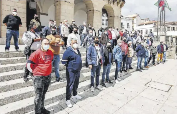  ??  ?? SILVIA SÁNCHEZ FERNÁNDEZ
Feriantes, este lunes, en las escalinata­s del ayuntamien­to, donde se concentrar­on para presionar al gobierno local a consensuar una solución.