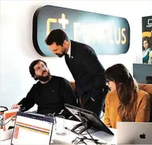  ?? ?? El conseller de Empresa i Treball, Roger Torrent, saluda a desarrolla­dores de FunPlus, ayer, en la sede de la compañía en Barcelona