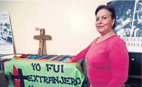  ??  ?? Jacobita Cortez es coordinado­ra del Ministerio Legal de Familias Latinas Unidas de la Arquidioce­sis de Chicago, uno de los organismos eclesiásti­cos que en Estados Unidos apoyan a migrantes indocument­ados. En talleres informativ­os sobre sus derechos,...