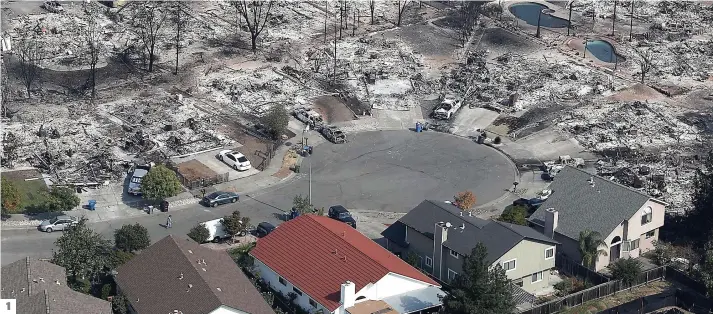  ??  ?? Des centaines de maisons cossues ont été réduites en cendres par l’incendie baptisé « Tubbs », à Santa Rosa, où une dizaine de personnes ont perdu la vie.
Des résidents tentent de retrouver des effets personnels dans les décombres fumants de leur...