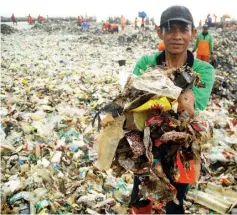  ??  ?? File photo shows workers clear up garbage piling up in Jakarta Bay area as part of the earliest local government combat against waste on its waters. — AFP photo