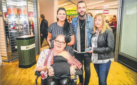  ?? Picture: Matthew Walker FM4974953 ?? Pete Wicks, star from The Only Way Is Essex, with Abby O’Neil, Lorraine Croucher and Karen Underdown, during his calendar signing at The Mall in Maidstone