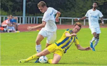  ?? FOTO: CHRISTIAN METZ ?? Jörg Bischoff (rechts) hat mit dem FC Leutkirch gegen den FV Ravensburg II (links Nico Maucher) die erste Runde im WFV-Pokal überstande­n. Nun kommt Verbandsli­gist Olympia Laupheim.