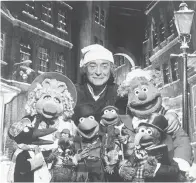  ?? TERRY O'NEILL ?? Above: Michael Caine hammed it up with some lovably fuzzy characters on “The Muppet Christmas Carol.”