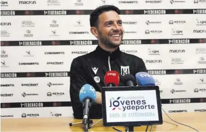  ?? MERIDA AD ?? David Rocha, entrenador del Mérida, sonriente ayer.
