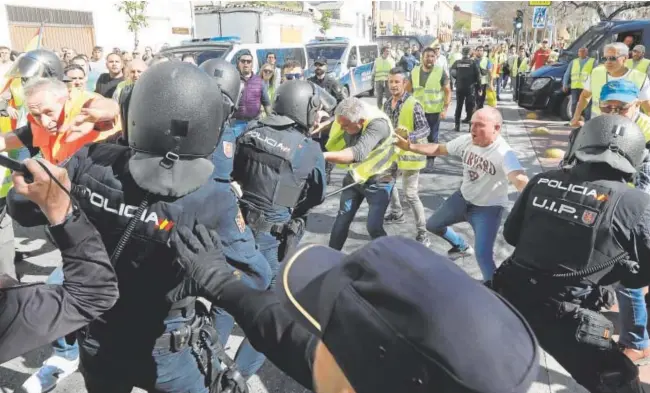  ?? // FOTOS: VALERIO MERINO ?? Miembros de la Policía Nacional, ayer en el momento de la carga contra los agricultor­es y ganaderos en la Ribera