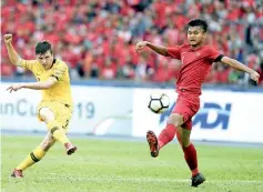  ??  ?? Noah Vinko Botic (left) scores Australia’s third goal in the third quarter-finals of the AFC U-16 Championsh­ip held at the National Stadium in Bukit Jalil, Kuala Lumpur yesterday.Bernama photo