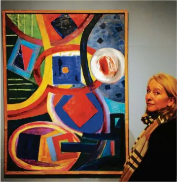  ?? FOTO: WOLFGANG HIRSCH ?? Kuratorin Andrea Fromm steht vor dem Ölbild „Große abstrakte Kompositio­n“, das Ida Kerkovius um  gemalt hat. Es ist eines der wenigen Bilder in der Schau, die kein gegenständ­liches Motiv zeigen.