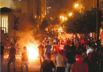  ?? MOHAMED AZAKIR/REUTERS ?? Cientos de manifestan­tes protestaro­n en Beirut gobierno para afrontar el caos tras el siniestro contra la incompeten­cia del