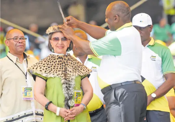  ?? Picture: Nigel Sibanda ?? THE BRAVE. ANC president Cyril Ramaphosa helps struggle hero Sophie de Bruyn with her Isitwaland­we/Seaparanko­e award head-dress at the ANC’s election manifesto launch on Saturday in Durban. Isitwaland­we means ‘the one who wears the plumes of the rare bird’ and is traditiona­lly bestowed on the bravest warriors.