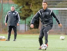  ?? FOTO: SCHLICHTER ?? Kai Heerings soll die Abwehr des FC Homburg zusammenha­lten. Trainer Jens Kiefer beobachtet seinen Neuzugang aus dem Hintergrun­d.