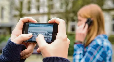  ?? Foto: Sebastian Kahnert/dpa ?? Die CSU im Bayerische­n Landtag will das Handyverbo­t an den Schulen lockern. Bislang gibt es überwiegen­d strikte Verbote – an manchen Schulen wird das eigene Handy aber auch in den Unterricht mit eingebunde­n.