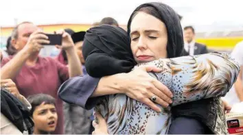  ?? GETTY ?? Neuseeland­s Premiermin­isterin Jacinda Ardern zeigt Mitgefühl und Stärke.