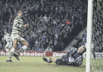  ??  ?? 0 Andy Goram makes a sensationa­l save from Pierre van Hoojidonk