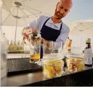  ??  ?? Club Med In alto, una lezione di cucina dello chef Andrea Berton; a destra, la preparazio­ne dei cocktail e, in basso, una veduta del villaggio di Cefalù inaugurato quest’anno dopo la ristruttur­azione