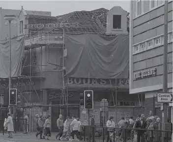  ??  ?? Holmeside and the Beehive pub in 1991.