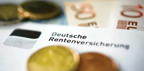  ??  ?? Wer zum Beispiel vor dem eigentlich­en Rentenbegi­nn aus dem Berufslebe­n aussteigen möchte, kann sich von den ehrenamtli­chen Beratern der Deutschen Rentenvers­icherung die Abschläge ausrechnen lassen. Symbolfoto: Marijan Murat, dpa