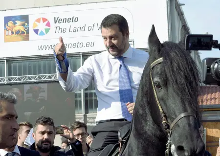  ??  ?? In sella Matteo Salvini ieri, a Verona, ha inaugurato Fieracaval­li insieme al governator­e Luca Zaia. Qui, ha promesso che la Pedemontan­a sarà terminata