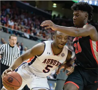  ?? Albert Cesare / AP ?? Auburn’s Mustapha Heron (left) drives against Georgia’s Rayshaun Hammonds during the first half of Saturday’s game in Auburn, Ala.