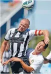  ?? Photo: PHOTOSPORT ?? Aerial battle: Hawke’s Bay United’s Bill Robertson and Team Wellington’s Colin Murphy compete during last weekend’s semifinal first leg.