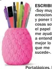  ??  ?? Portalápic­es, Red Candy (11,27 €).
ESCRIBIR «Soy muy emocional y poner las cosas sobre el papel me ayuda a entender mejor lo que me sucede».